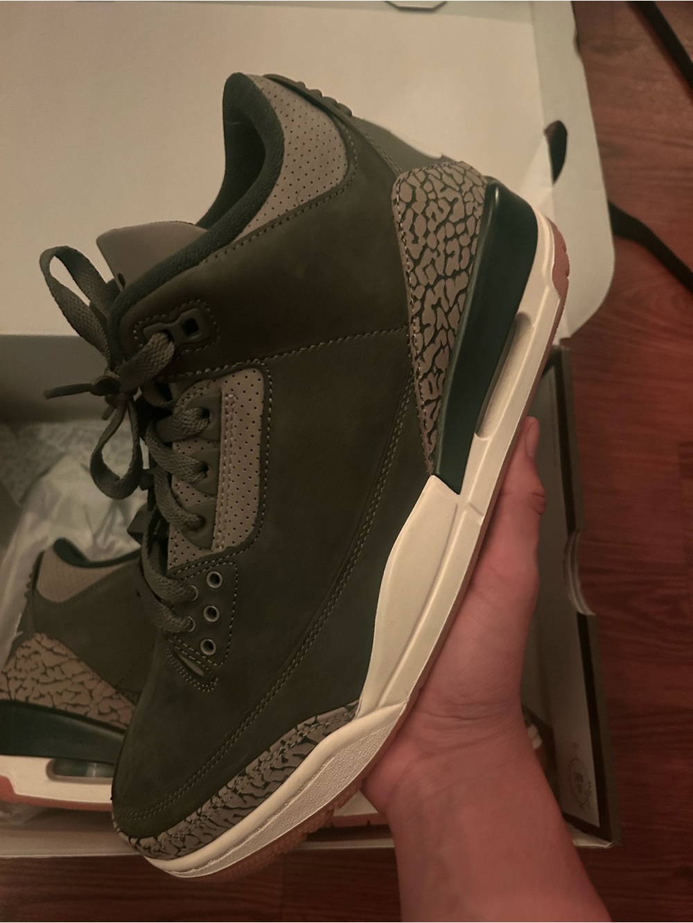 Air Jordan 3 Retro "Medium
Olive" (Family Affair)